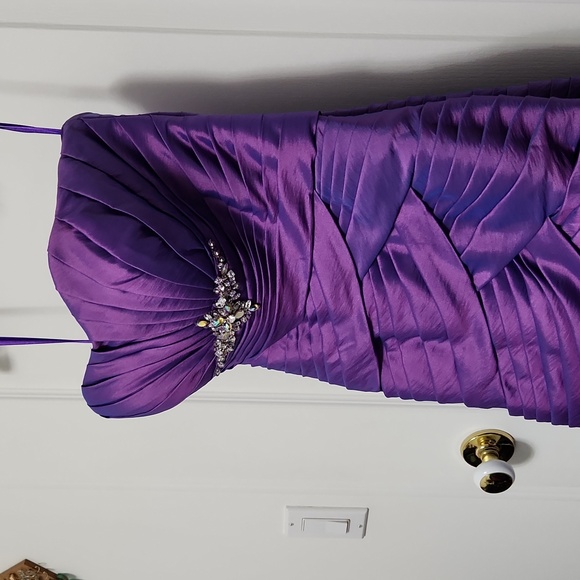 Dresses & Skirts - LIKE NEW prom dress